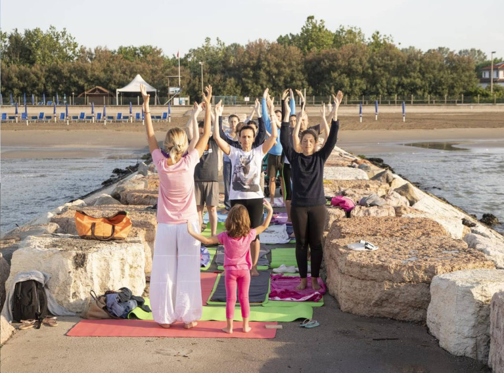 yoga in spiaggia